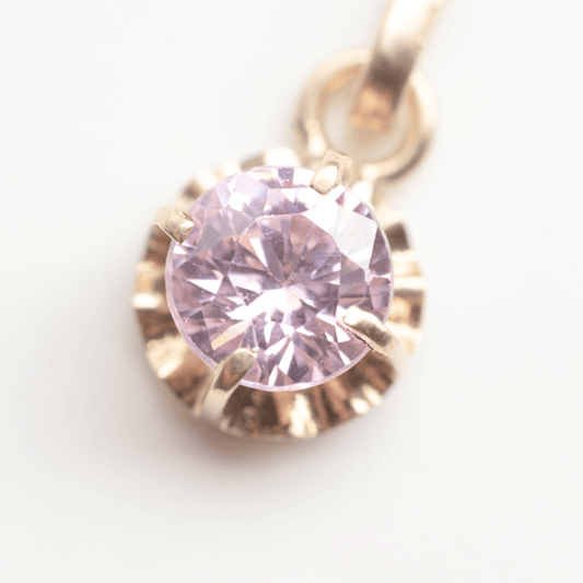 Detalle de la piedra Rosa de Francia facetada y su engaste en oro 18k en el colgante Punto de Luz.