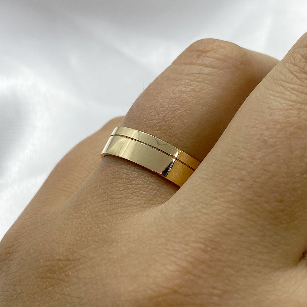 Pair of 18 karat gold earrings | Flat and Line 6mm.