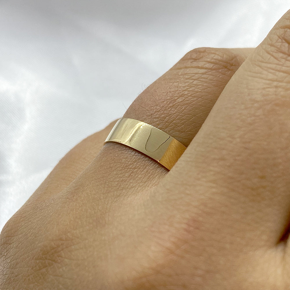 Pair of 18 karat gold earrings | Flat smooth 5mm.