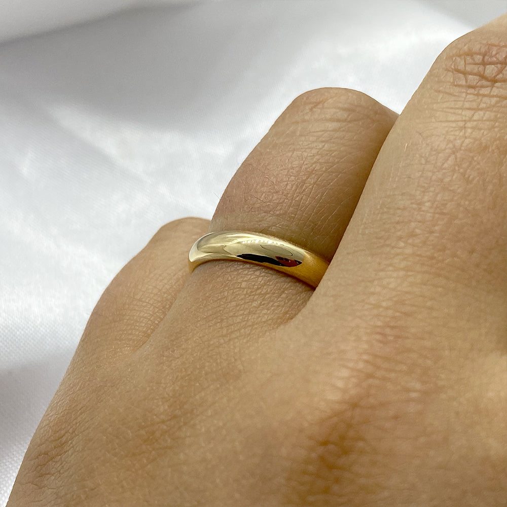 Pair of 18 karat gold earrings | English model 4mm.