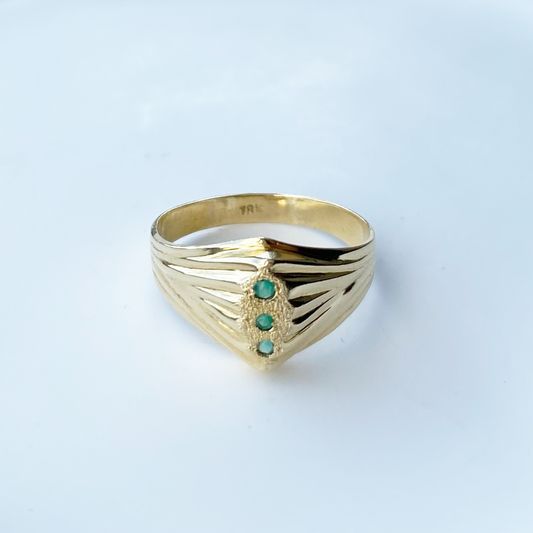 Anillo Sello Esmeraldas en Oro Amarillo 18k.