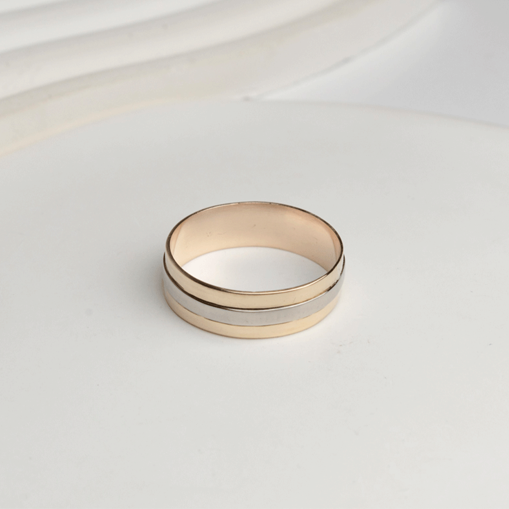 Anillo Alliance en oro bicolor de 18K, con franja central de oro blanco y bordes de oro rosado, sobre fondo blanco