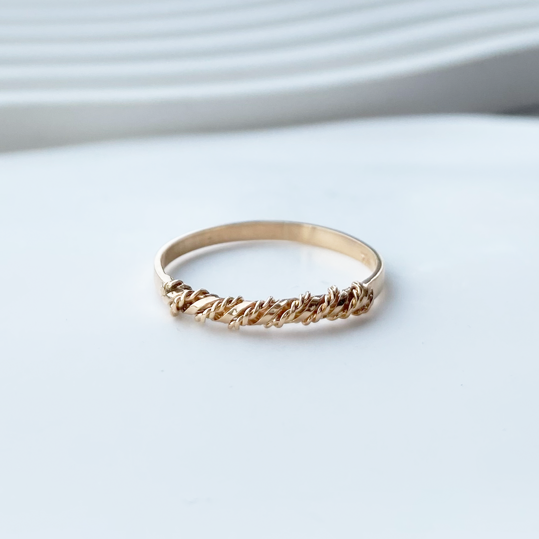 Anillo Juvenil Entorchado en Oro 18k.