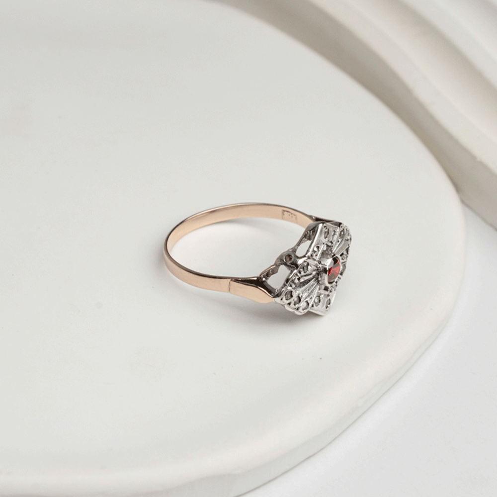 Vista lateral del anillo Victoria en plata y oro de 18K, con detalle del aro y la montura elevada con rubí y diamantes.