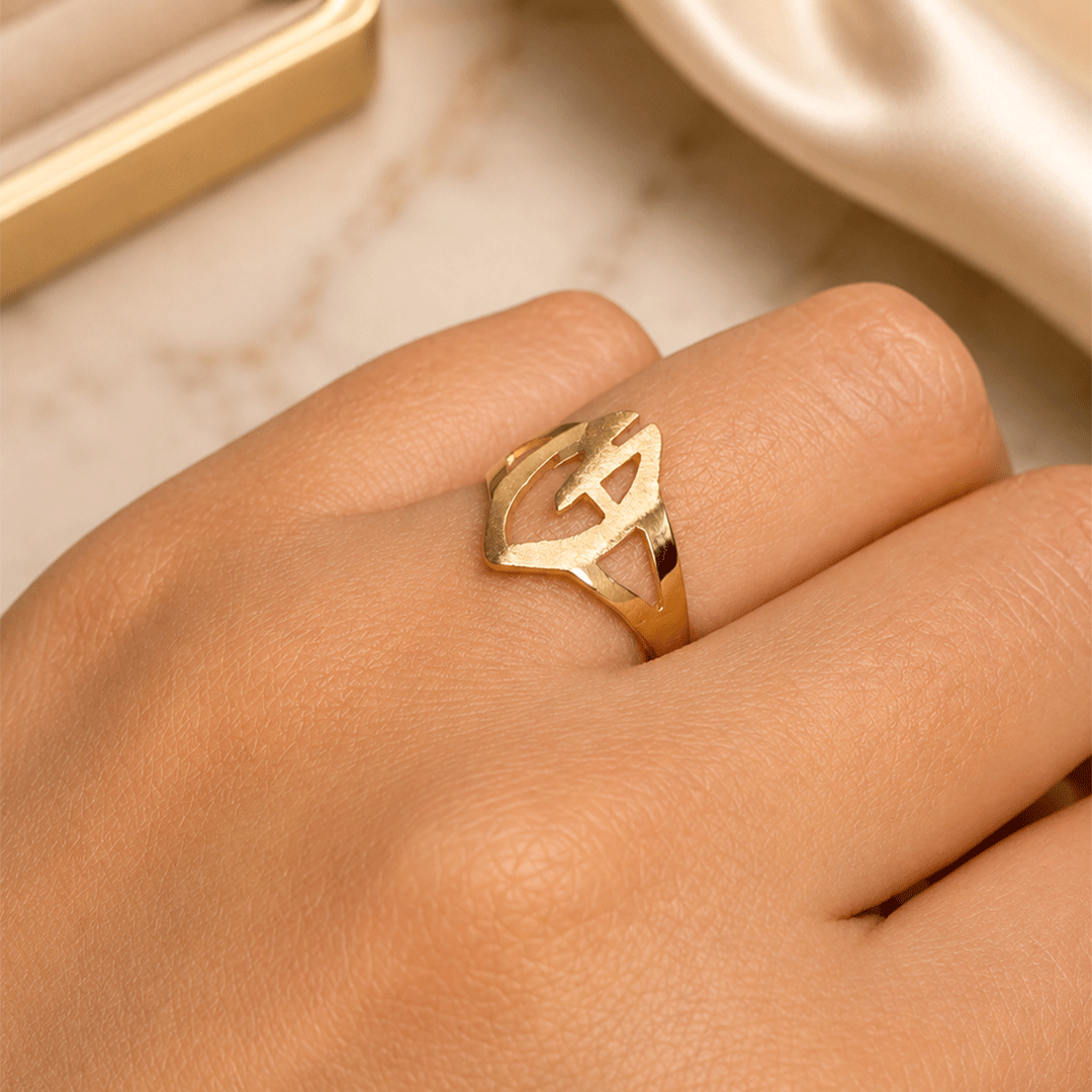 Anillo María Auxiliadora calado en Oro 18k.