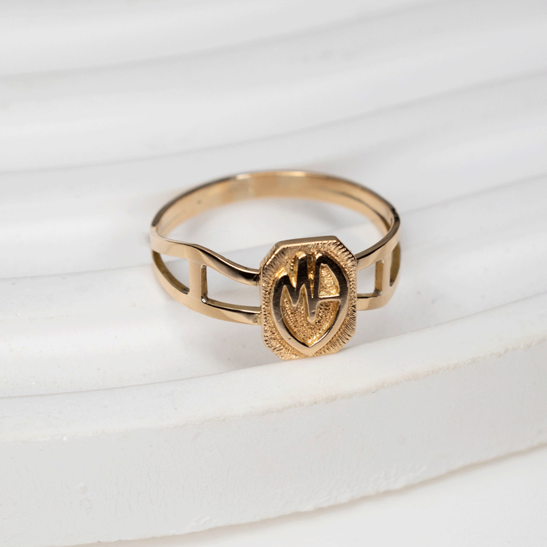 Anillo María Auxiliadora en Oro 18k.