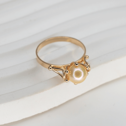 Anillo Perla Pistilo en Oro 18k.