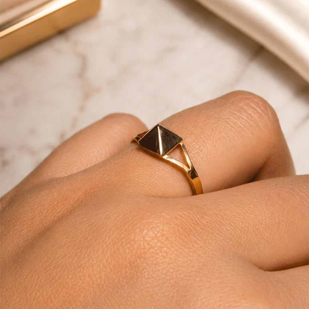 Anillo Pirámide en Oro 18k.