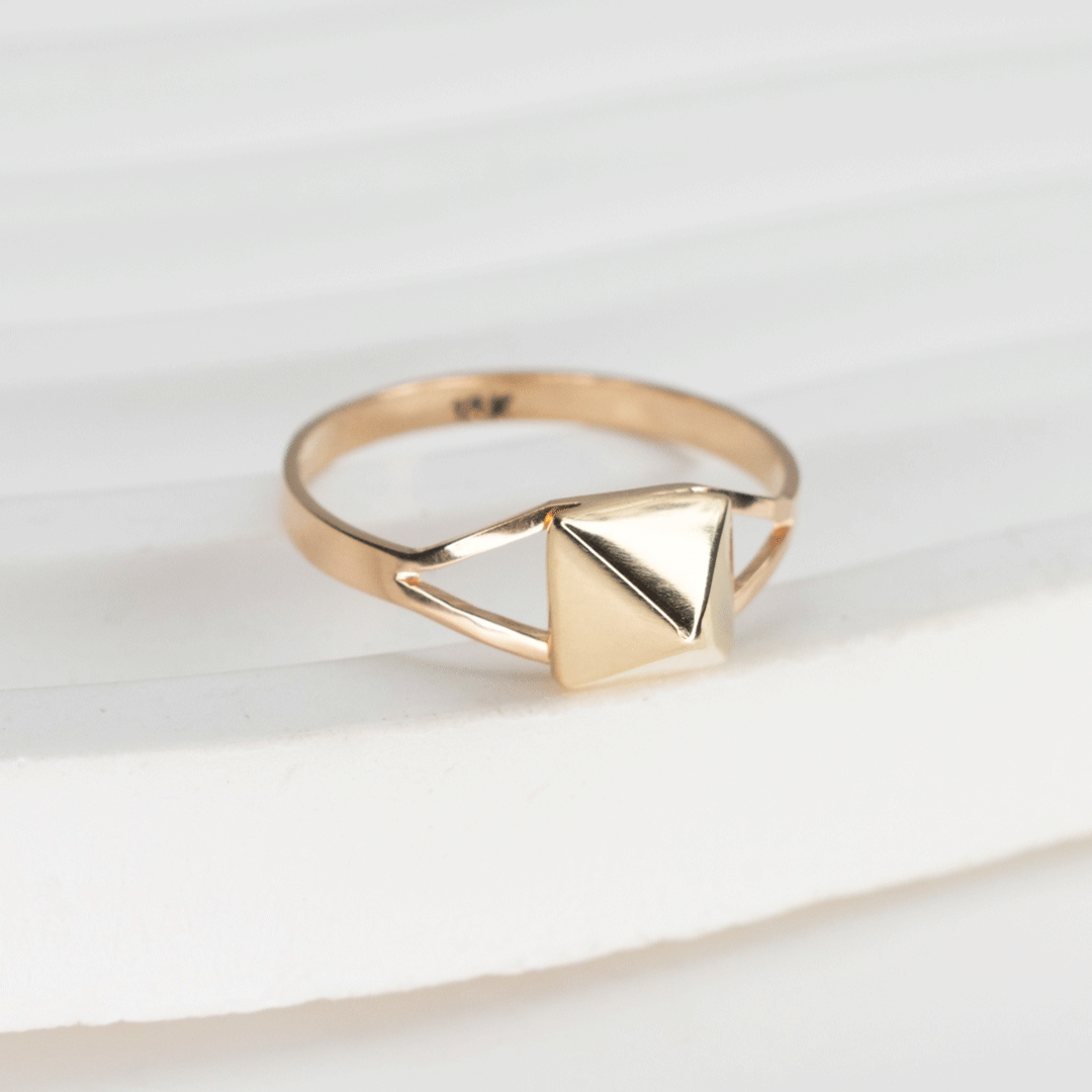 Anillo Pirámide en Oro 18k.