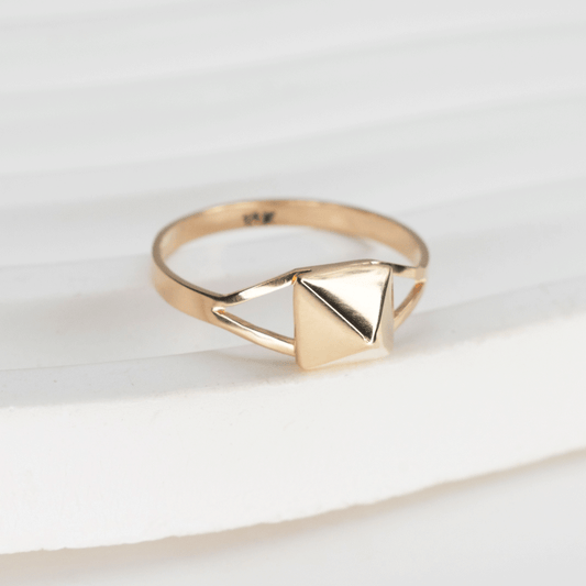 Anillo Pirámide en Oro 18k.