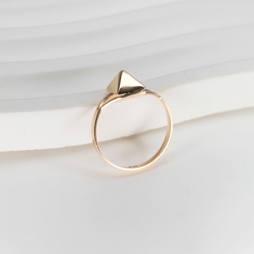 Anillo Pirámide en Oro 18k.