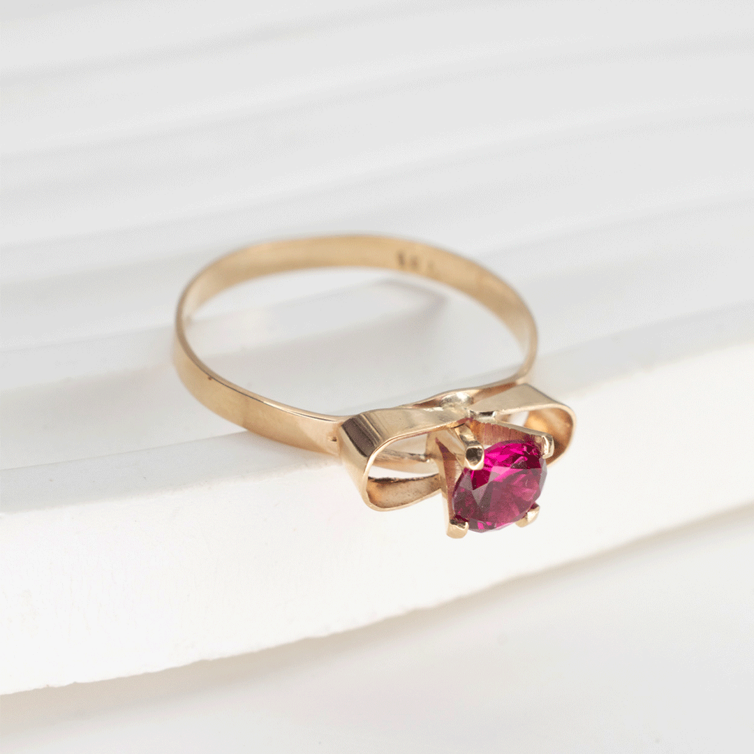 Anillo Rubí Cinta en Oro 18k.