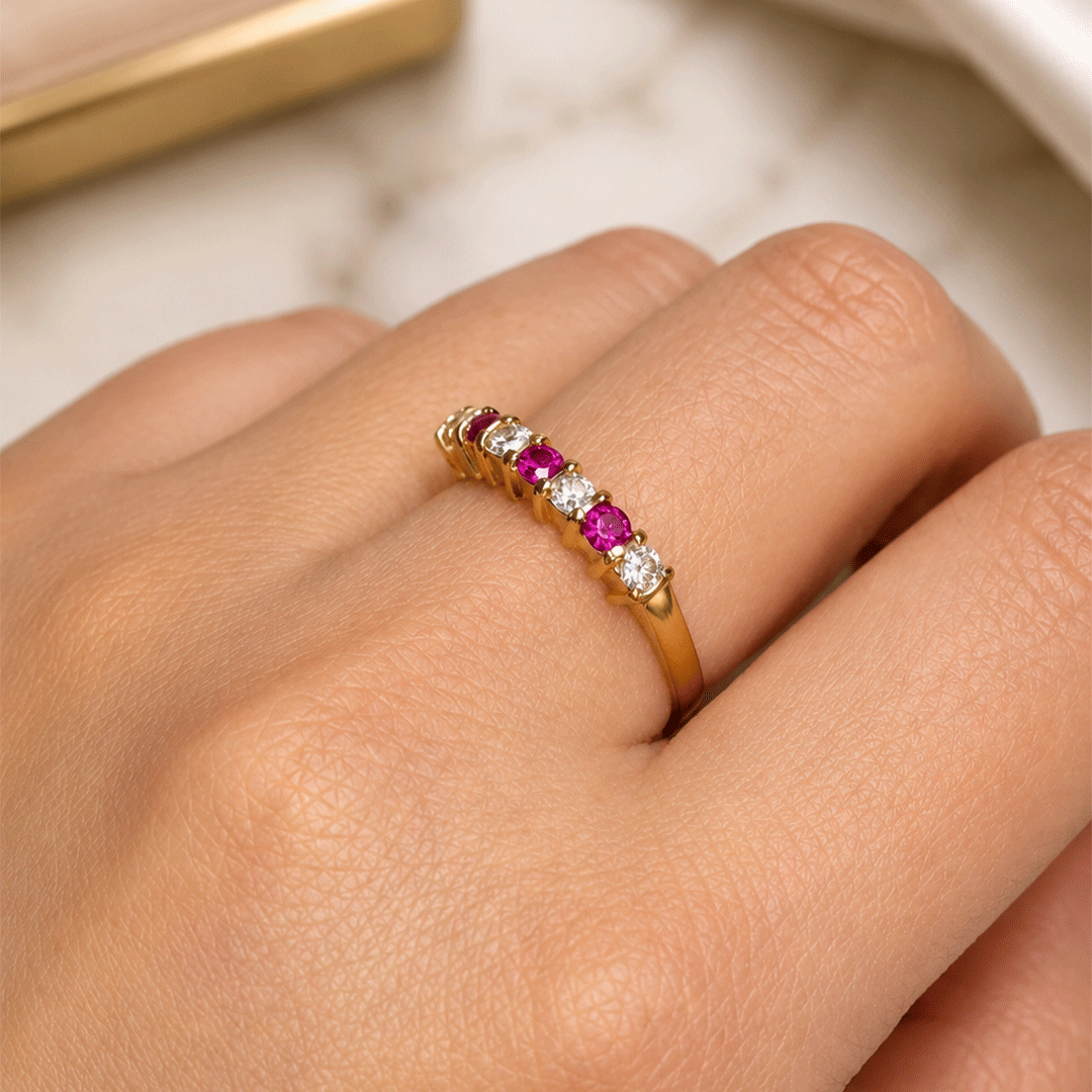 Anillo Medio Cintillo Rubíes y Circones en Oro 18k.