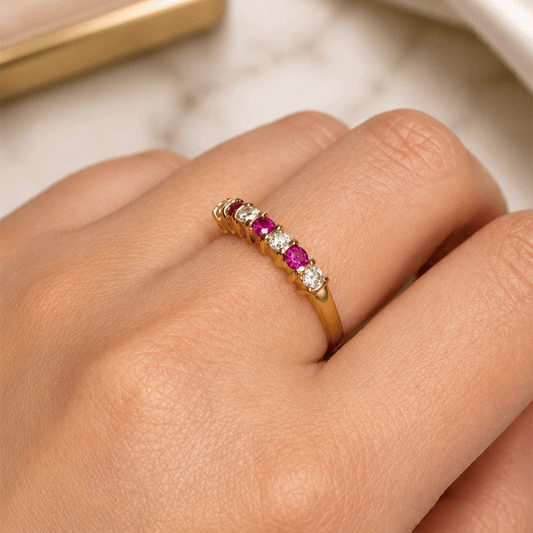 Anillo Medio Cintillo Rubíes y Circones en Oro 18k.