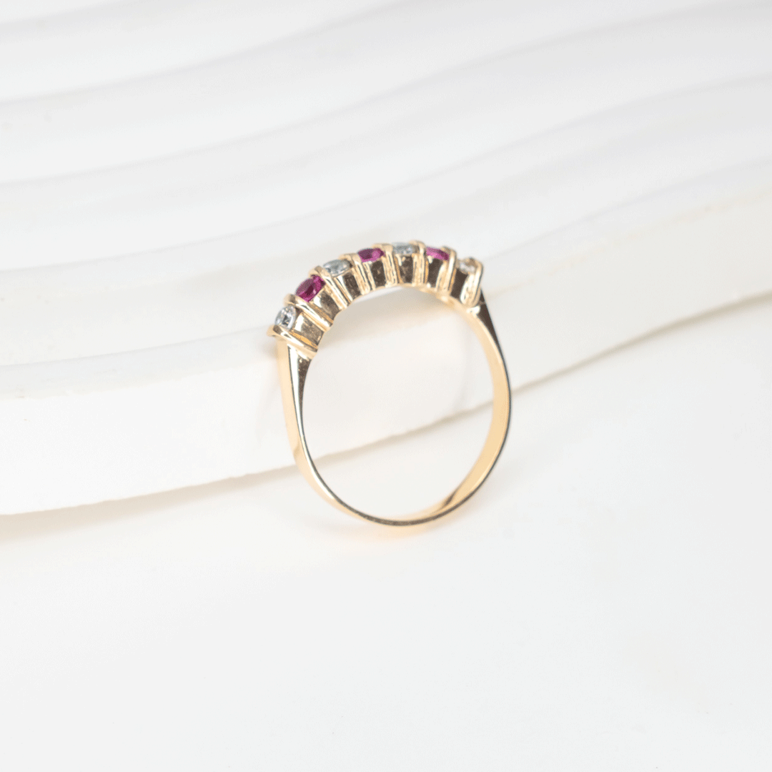 Anillo Medio Cintillo Rubíes y Circones en Oro 18k.