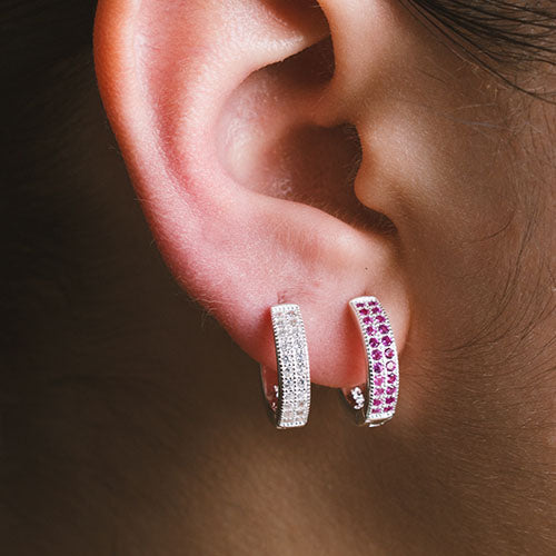 Aros  huggie rubies en Plata