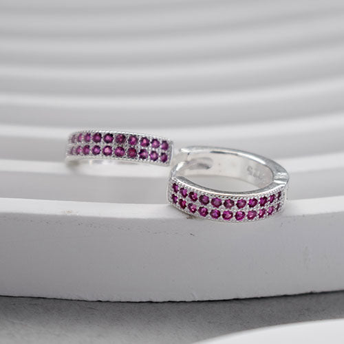 Aros  huggie rubies en Plata