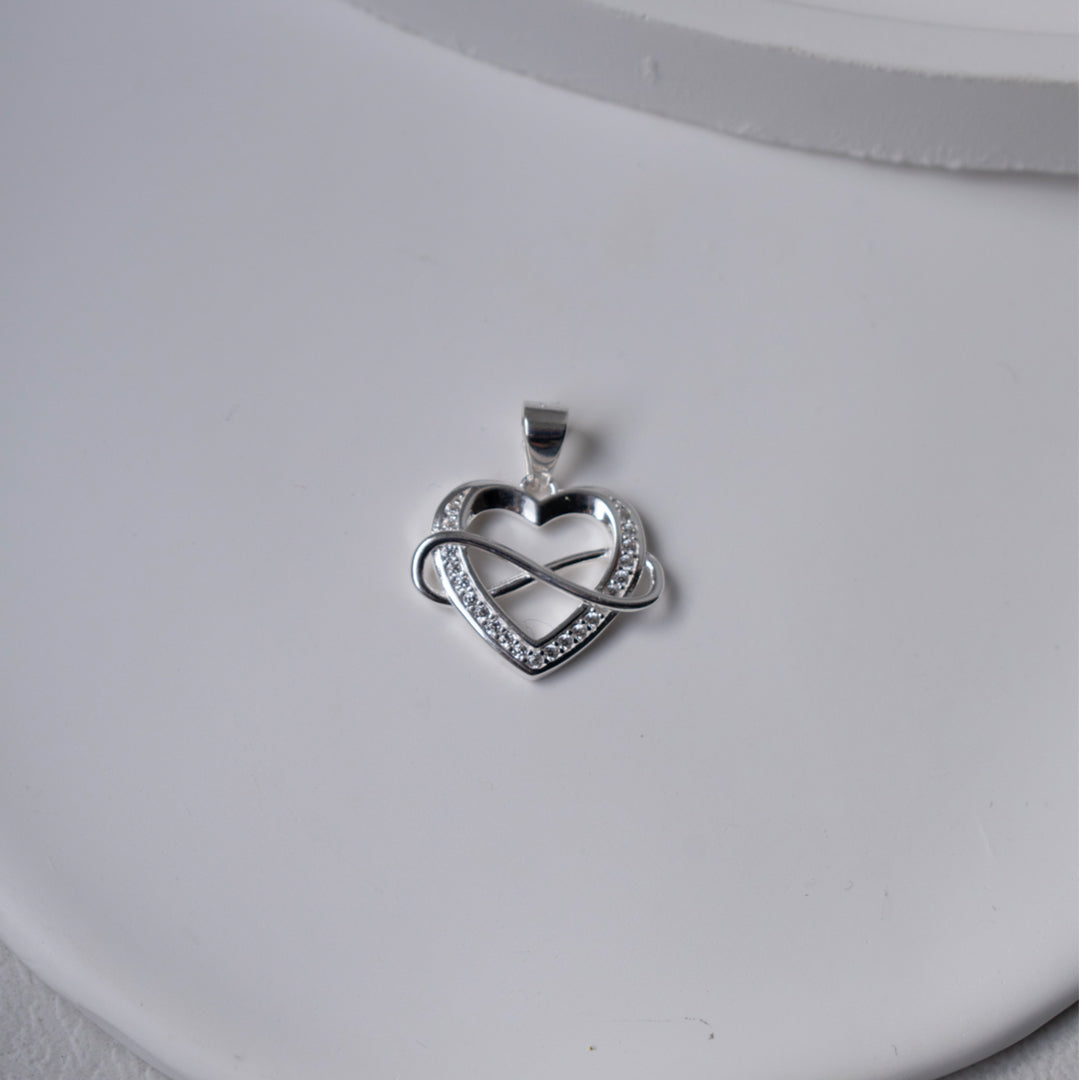 corazon infinito entrelazado en plata