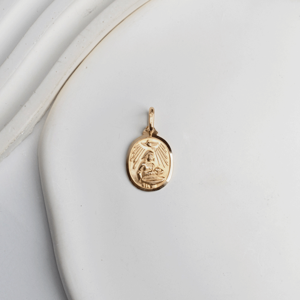 Colgante ovalado de bautismo en oro amarillo de 18 quilates, con relieve religioso y paloma del Espíritu Santo.