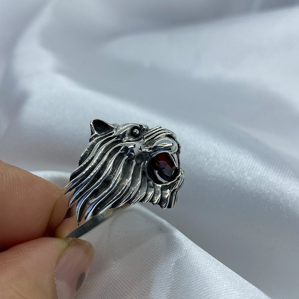 anillo león con rubí en hocico representa coraje y valentía