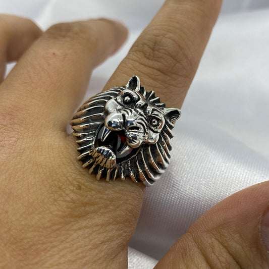 anillo león con rubí en hocico representa coraje y valentía