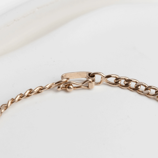 Detalle del cierre y los eslabones de la pulsera diseño Cartier en oro de 18k