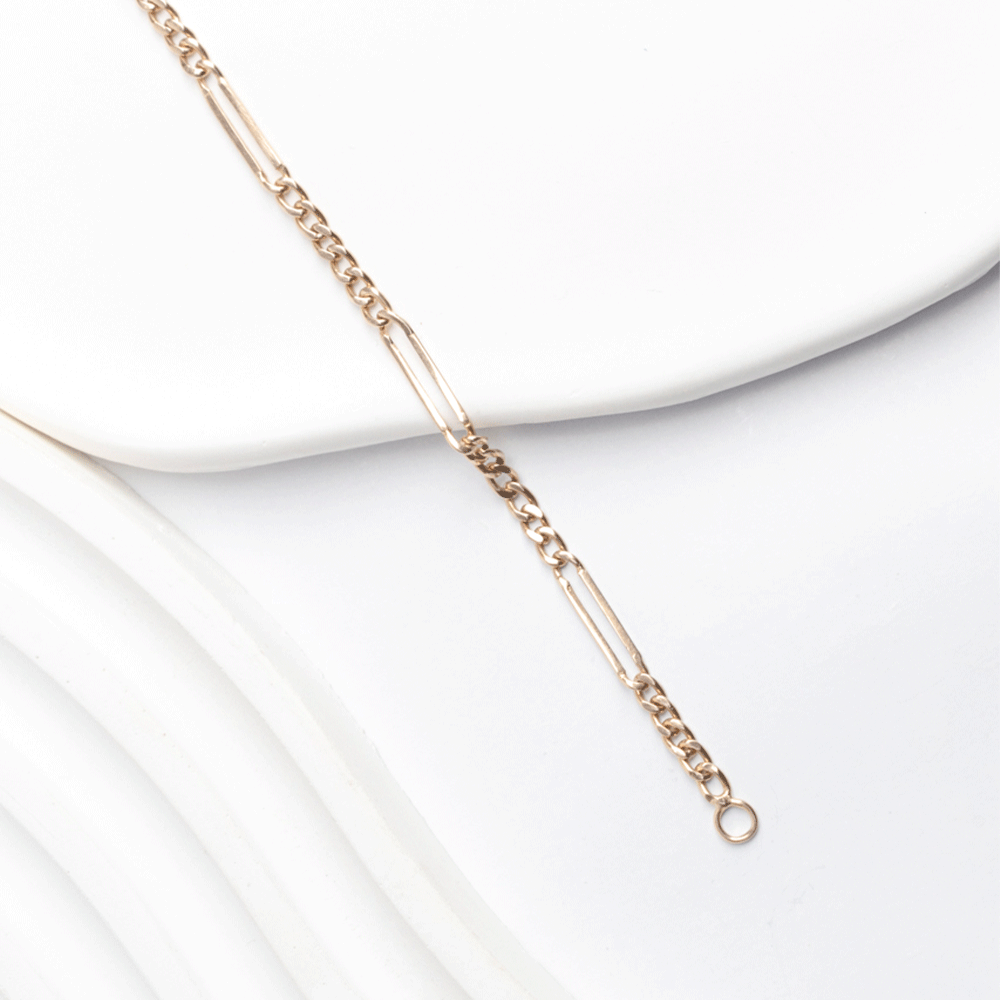 Pulsera diseño Cartier en oro de 18k extendida en diagonal, con detalle de los eslabones y la argolla de cierre