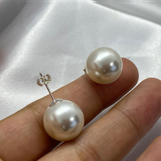 Pearl earrings 14mm.